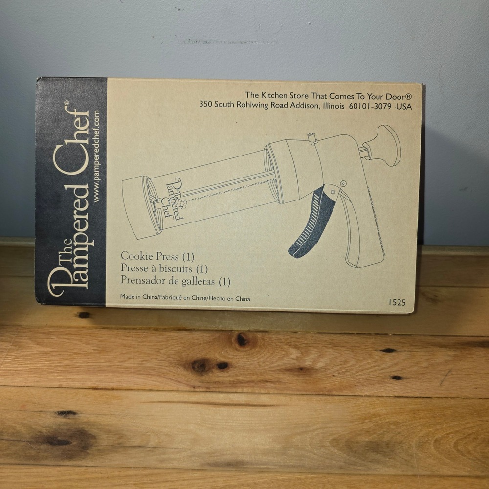 Pampered Chef Cookie Press 1525 White Manual Spritz Maker with 16 Disks & Box